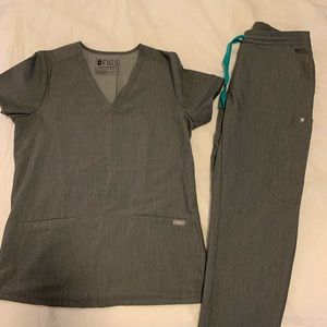 FIGS Graphite Scrub Set